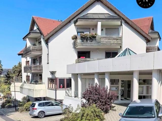renovierte 4 Zimmer Wohnung mit 2 Balkonen & 2 Stellplätzen