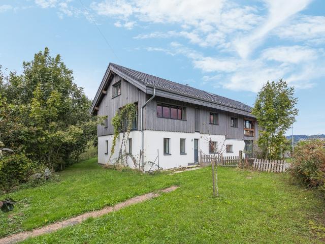 Renoviertes Bauernhaus mit zwei Wohnungen und weitläufigen landwirtschaftlichen Flächen