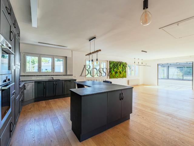 Renoviertes Einfamilienhaus mit 5 Schlafzimmern, Garage und Garten