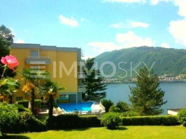 Renoviertes Pied à Terre mit Seeblick, in Residenz mit Swimmingpool
