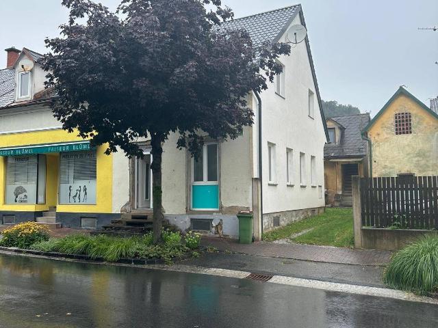Renoviertes Reihenhaus mit Garten und Stellplätzen