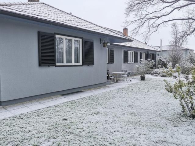 Renovierter Bungalow teilmöbliert | 4 SZ | Garten | 2 Stellplätze | Wien Nähe I Ideal für Expat Projektteams/ Firmenmiete möglich