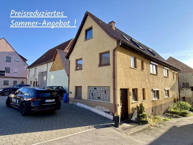 renovierungs bedürftiges 2 bis 3 Familienhaus mit viel Wohnraum, Garage u. 2 Stellplätze.