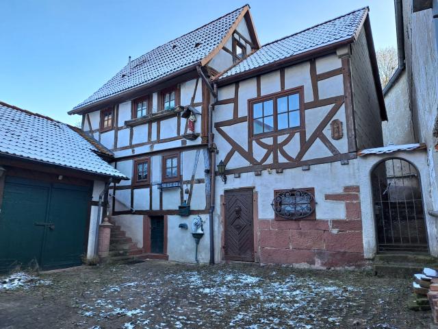 Renovierungsbedürftig Wunderschönes Häuschen mit viel Abstellmöglichkeiten und schönem Garten Für kleine Leute