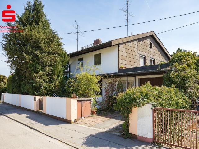 Renovierungsbedürftige DHH mit 2 Wohneinheiten und sonnigem Südgarten in ruhiger Lage