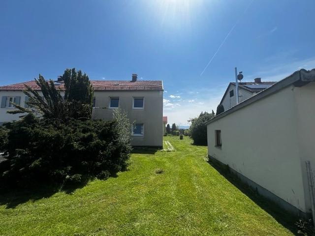 Renovierungsbedürftige Doppelhaushälfte mit Erbpacht Gestalten Sie Ihr Traumhaus!