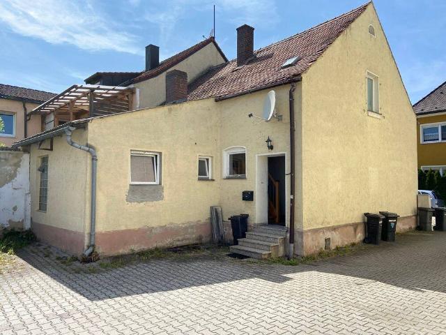 renovierungsbedürftige Doppelhaushälfte mit Stellplatz