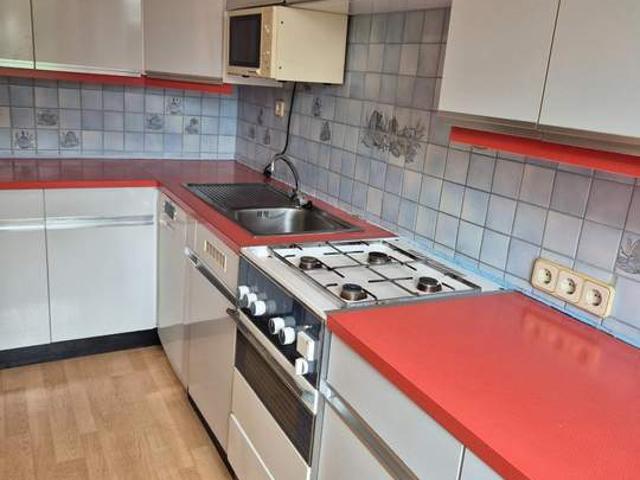 Renovierungsbedürftige 4 Zimmer Wohnung mit Loggia