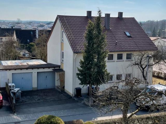 Renovierungsbedürftiges 3 Familienhaus
