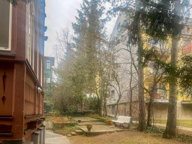Renovierungsbedürftige Singlewohnung mit Gartenbenutzung in charmantem Altbau