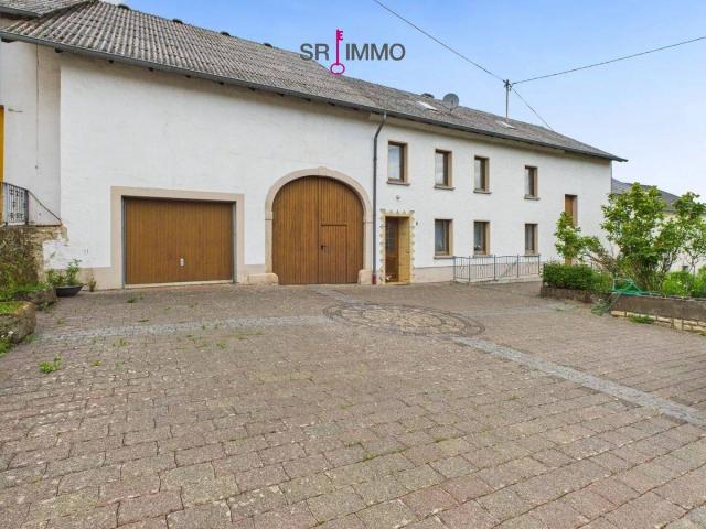 Renovierungsbedürftiges Bauernhaus mit großem Nebengebäude in Holsthum