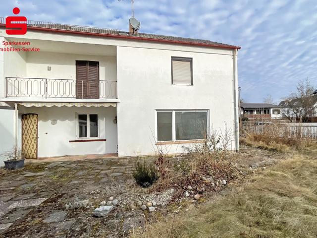 Renovierungsbedürftiges Dreifamilienhaus auf sonnigem Südgrundstück in ruhiger Lage