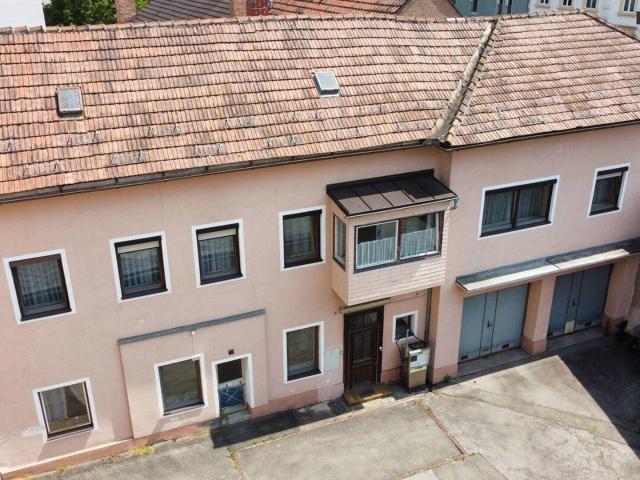 Renovierungsbedürftiges Einfamilienhaus im Zentrum von Knittelfeld mit Carports und Doppelgarage