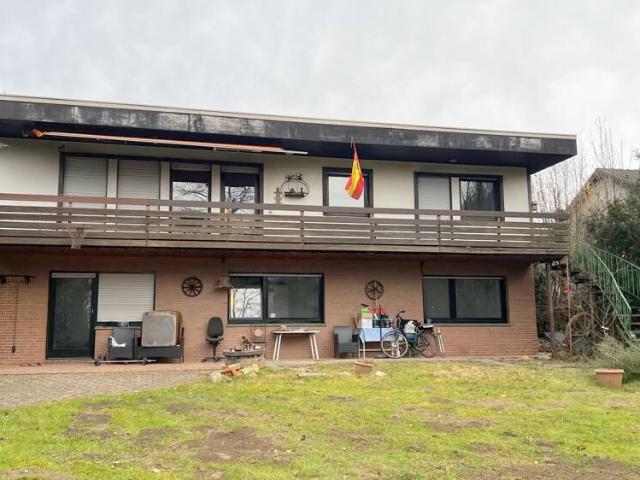 Renovierungsbedürftiges Einfamilienhaus mit Einliegerwohnung und großem Grundstück in Hanglage