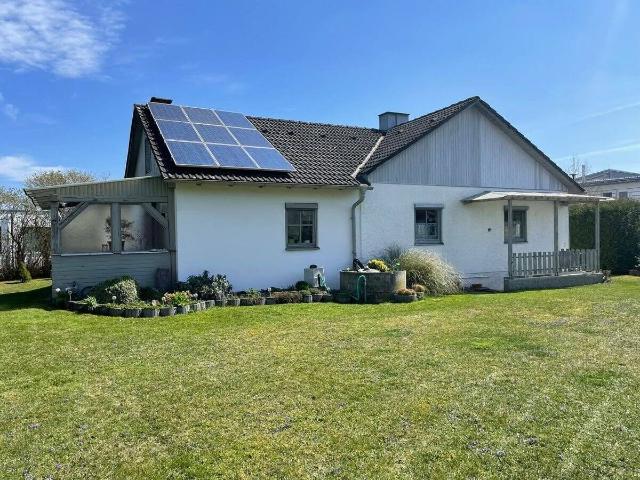 Renovierungsbedürftiges Einfamilienhaus mit Garage und großem Garten in zentraler Lage in Emmerting
