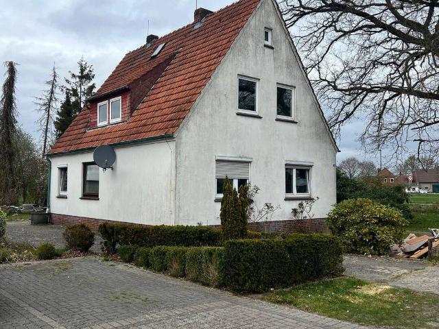 Renovierungsbedürftiges Einfamilienhaus mit großzügigem Grundstück