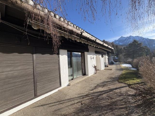 Renovierungsbedürftiger Bungalow in Südhanglage mit Traumaussicht