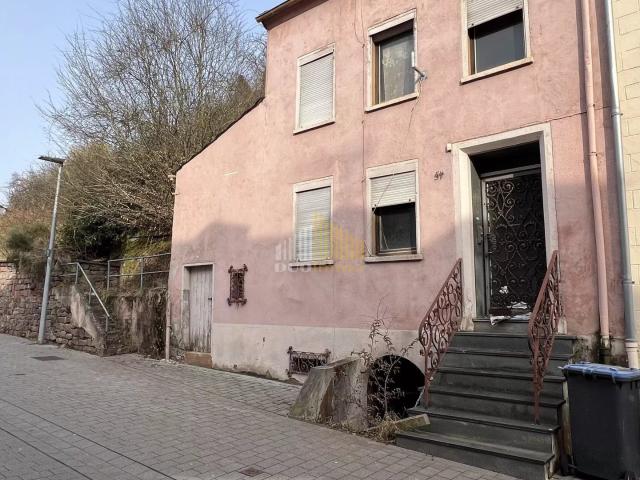 Renovierungsbedürftiges Reihenendhaus in Trier Ehrang ca. 150 m² Wohnfläche auf ca. 200 m² Grundstück Abriss und Neubauoption