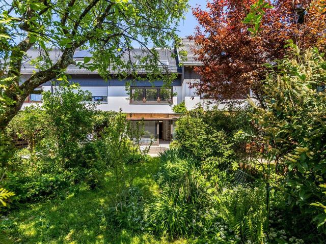 Renovierungsbedürftiges Reihenhaus mit sonnigem Südgarten in Solln