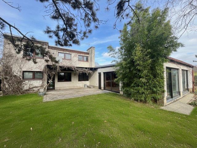 Renovierungsbedürftiges Retro Haus mit Indoor Pool und viel Gestaltungspotenzial
