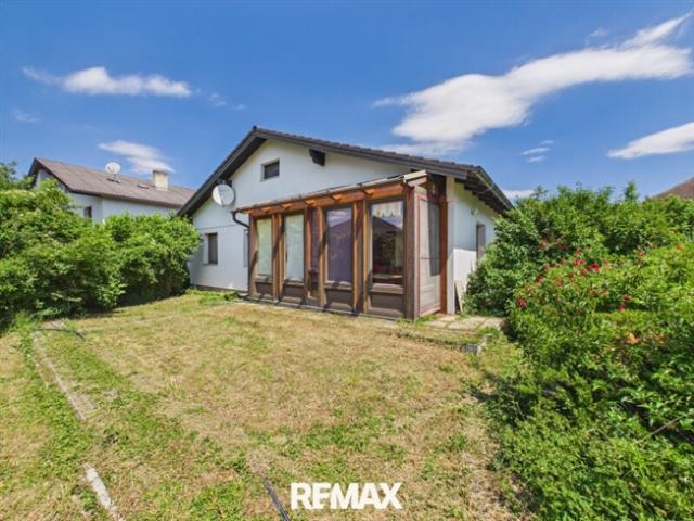 Renovierungsbedürftiger Bungalow mit großem Grundstück