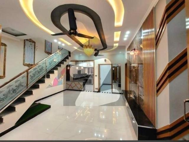 Ready to move 272sq yd 4 & 5 Bedroom DDL Luxury Villa FOR SALE. Only 4km from Main Entrance of BTK. Near GRAND MOSQUE, A Plus Quality Construction. Bahria Town Precinct 8