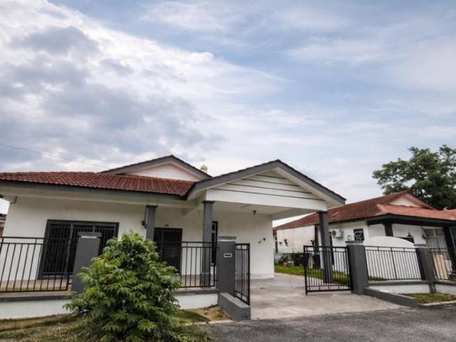 READY MOVE IN Seri Impian Bungalow Spacious Land Negotiable