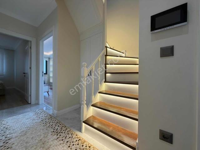 Realist Gayrimenkul'den Çengelköy'de 5+2 Satılık Dublex Daire