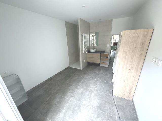 Réalmont, Appartement en rez de chaussée T2 meublé de 30m² habitables avec terrasse, Libre