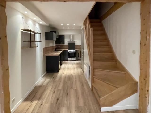 Réalmont centre, charmante maison de village louée de type T3