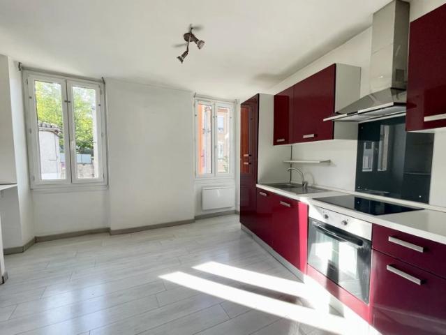 Réalmont centre, appartement T2 bis en duplex