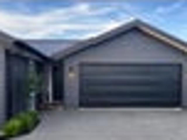 Rear Privacy, with Style – A Ravenswood Standout!