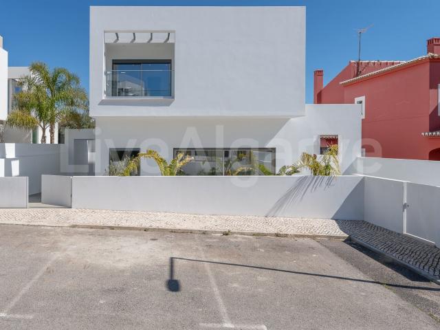 Recém Construída | Villa T3+1 Moderna com Piscina para Venda. 242m² Lagos