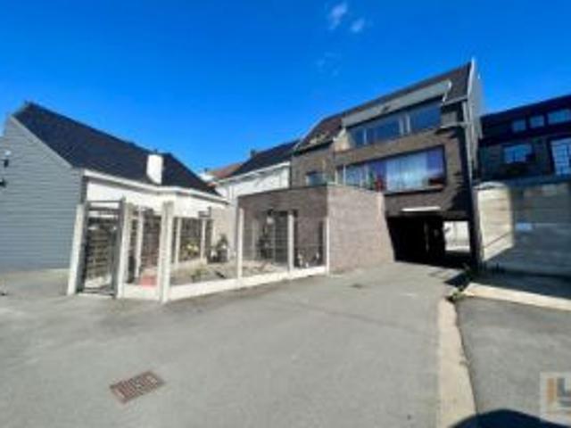 Recent appartementsgebouw 2016 met 3 ruime appartemente.