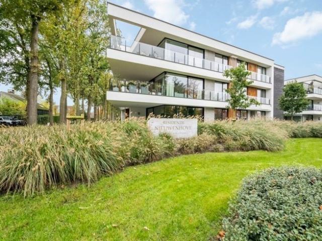 Recent gebouwd appartement met groot terras en garagebox in