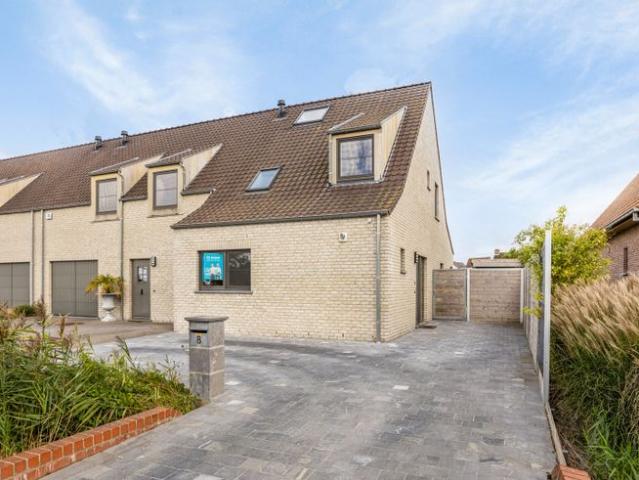 Recent gebouwde halfopen woning te Lissewege