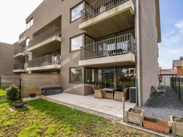 Recent gelijkvloers appartement met 2 slaapkamers vlakbij.