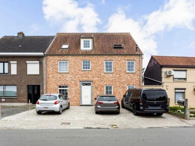 Recent gelijkvloers appartement met tuin en 2 staanplaatsen