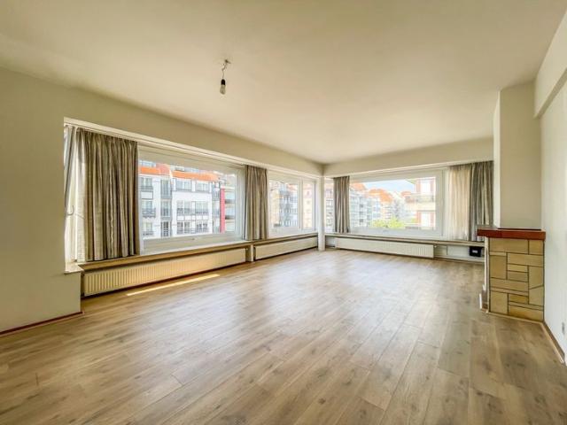 Recent gerenoveerd, lichtvol hoekappartement. Riant zicht o