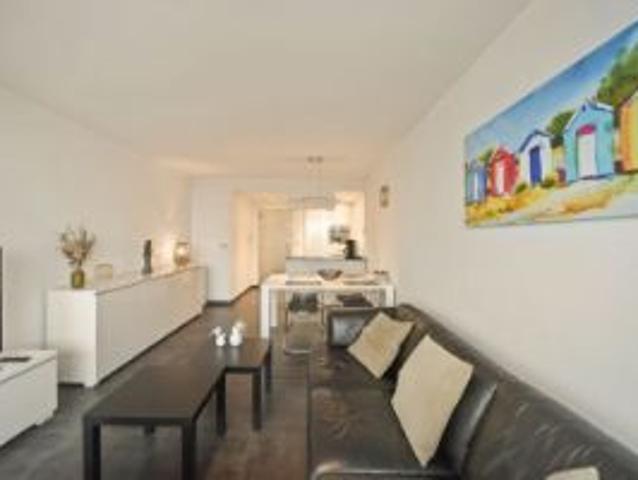 Recent gerenoveerd twee slaapkamer appartement vlakbij he.