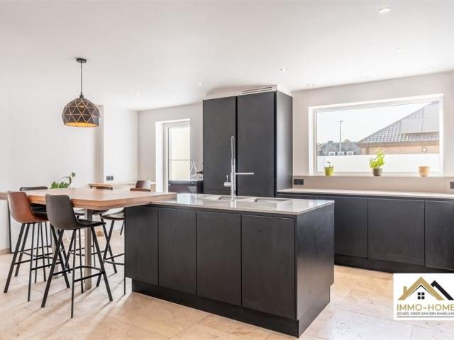Recent gerenoveerde woning met magazijn en atelier ruimte