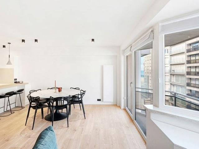 Recent vernieuwd 3 slaapkamer appartement met zijdelings zee