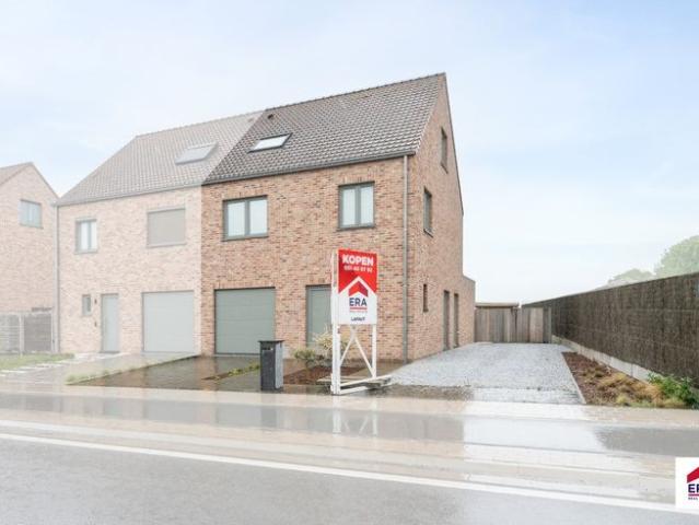 Recente bj. 2021 halfopen woning met 4 slpks en tuin!