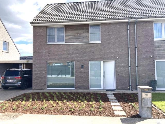 Recente energiezuinige halfopen woning te Nieuwkerke