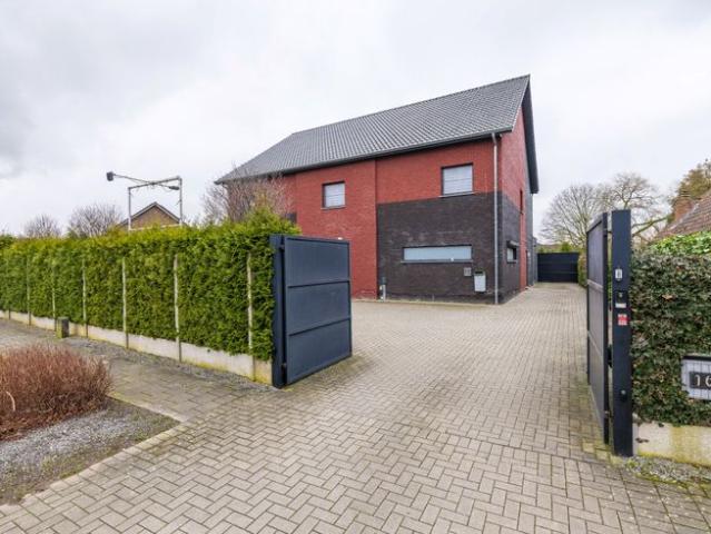 Recente woning met 5 slaapkamers en bruikbare oppervlakte v