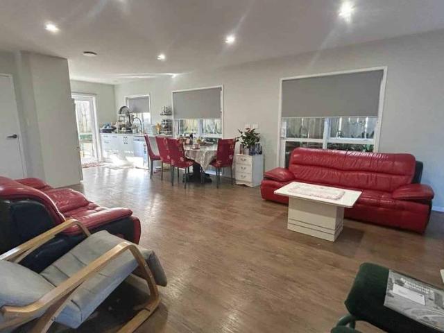 Recently Built 5 Bedroom with Style and Spacious!