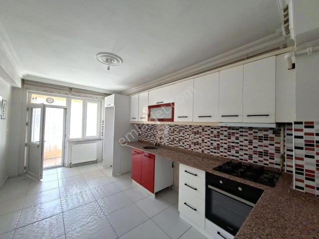 Recep Ümit'ten Ömerağa Turgut Reis Caddesi Yanında Ebeveyn Banyolu Kiralık 3+1 Geniş Ferah Daire