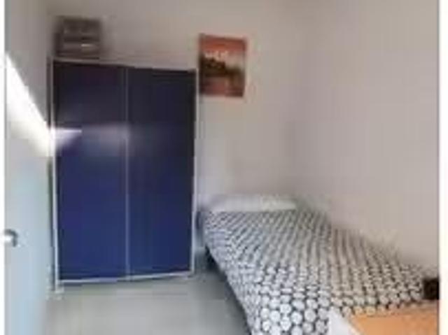 Encantador Acogedora habitación en un apartamento de 10 habita.