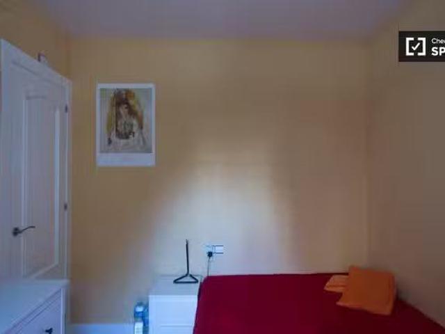 ¡Renta! Acogedora habitación en el apartamento de 4 dormitorio.