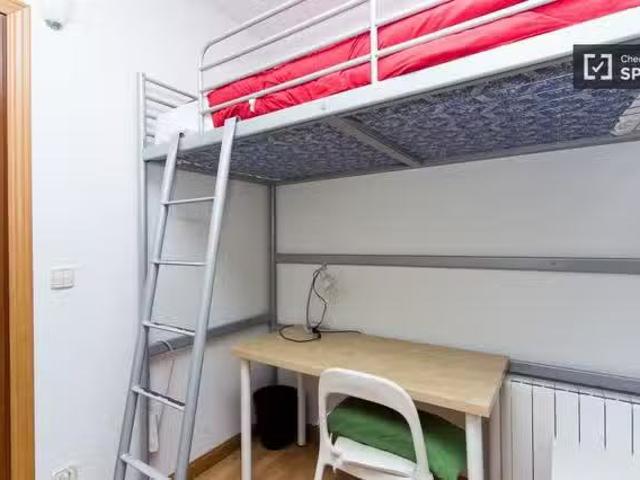 Único Encuentre una habitación en un apartamento de 8 dormitor.